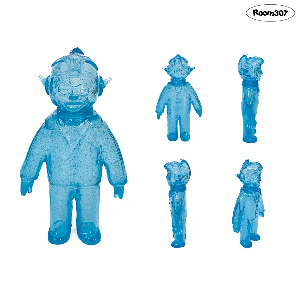 Alternate view of the transparent blue Memory Boy art toy set.